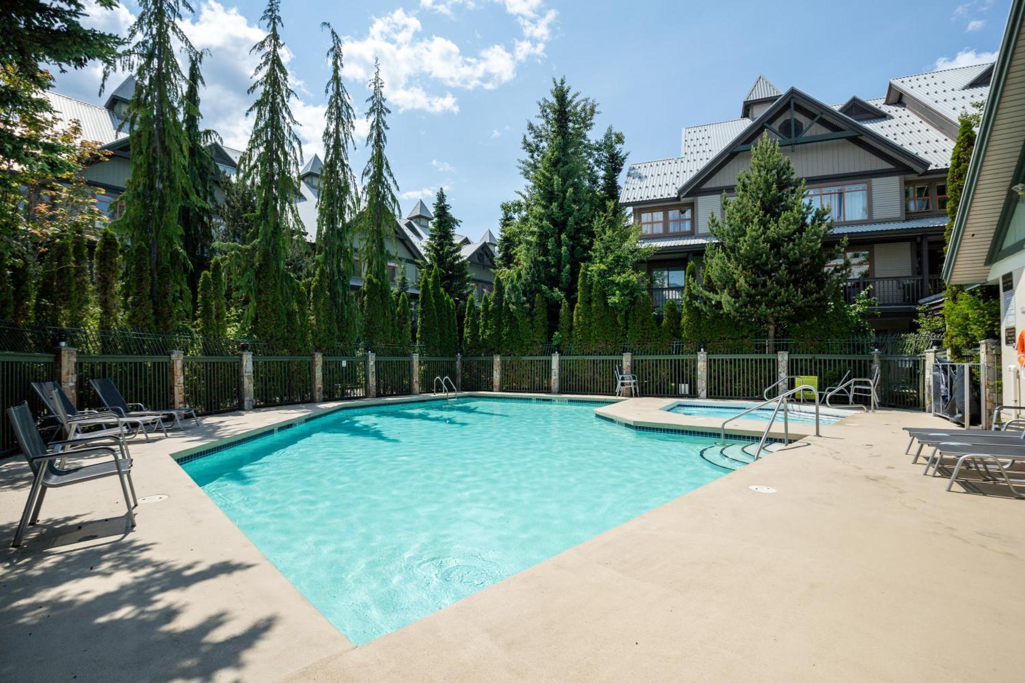 Hébergement de vacances Convenient Village Location With Pool And Hot Tub Whistler