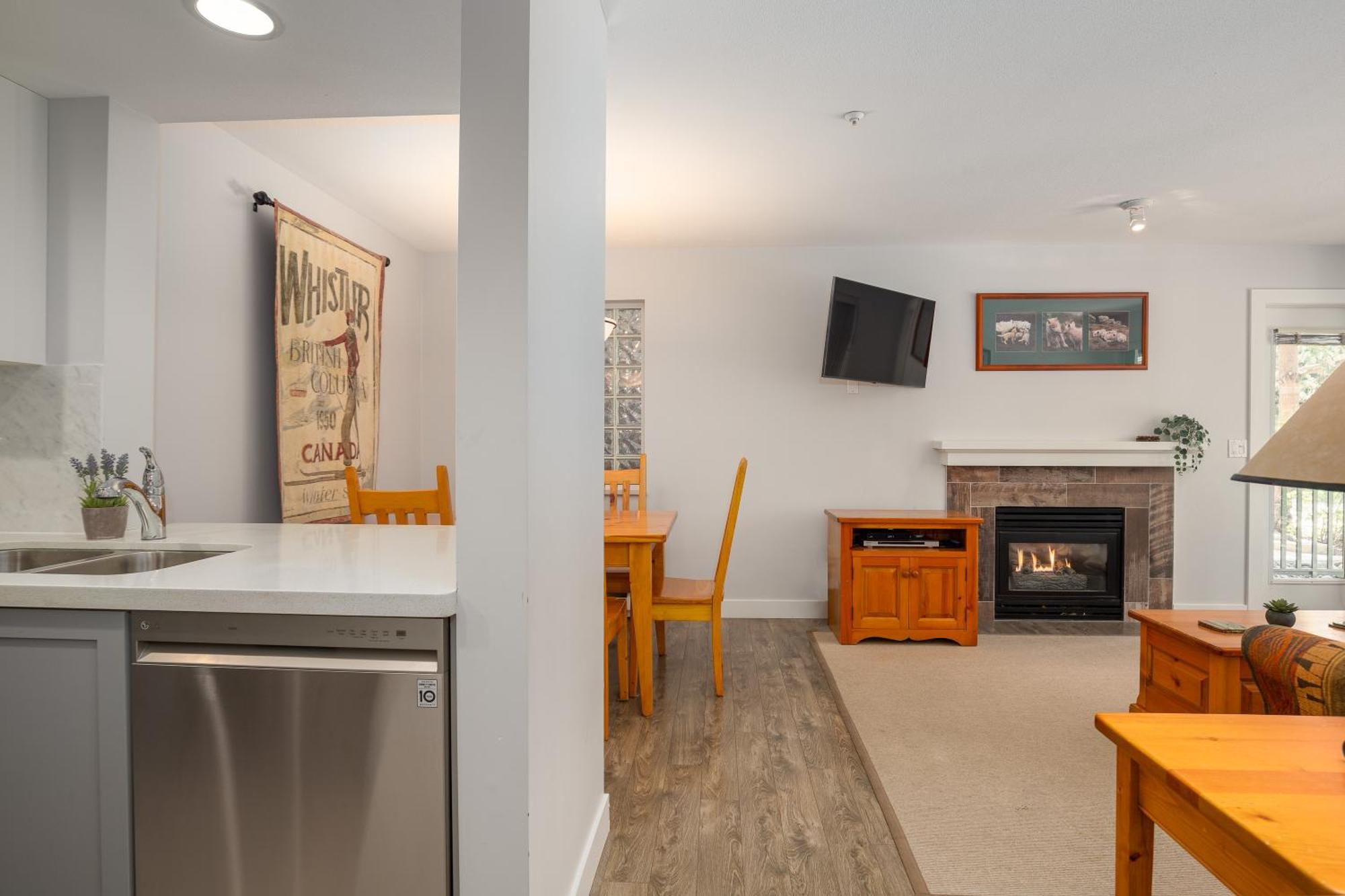 Hébergement de vacances Convenient Village Location With Pool And Hot Tub