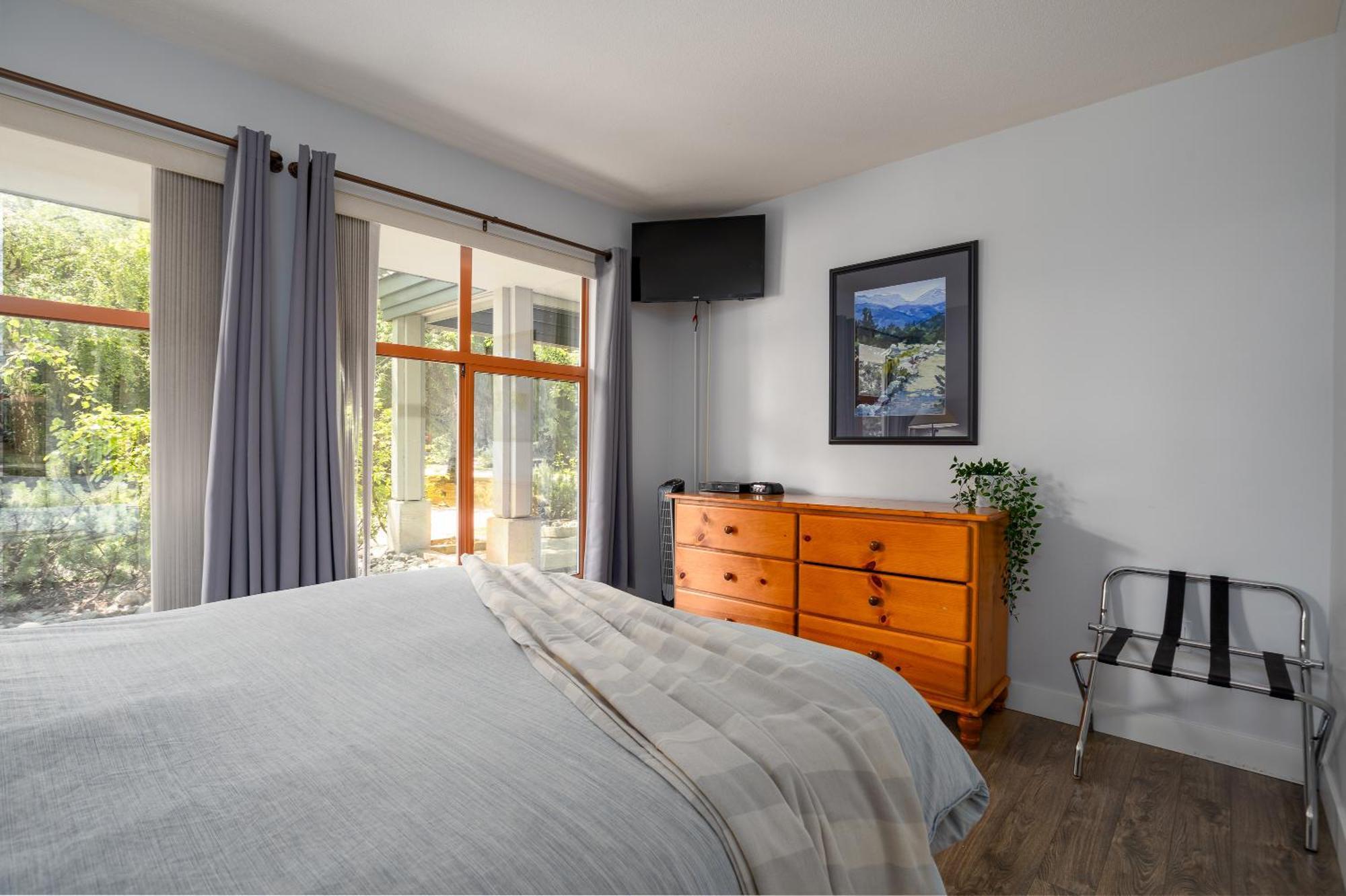Hébergement de vacances Convenient Village Location With Pool And Hot Tub