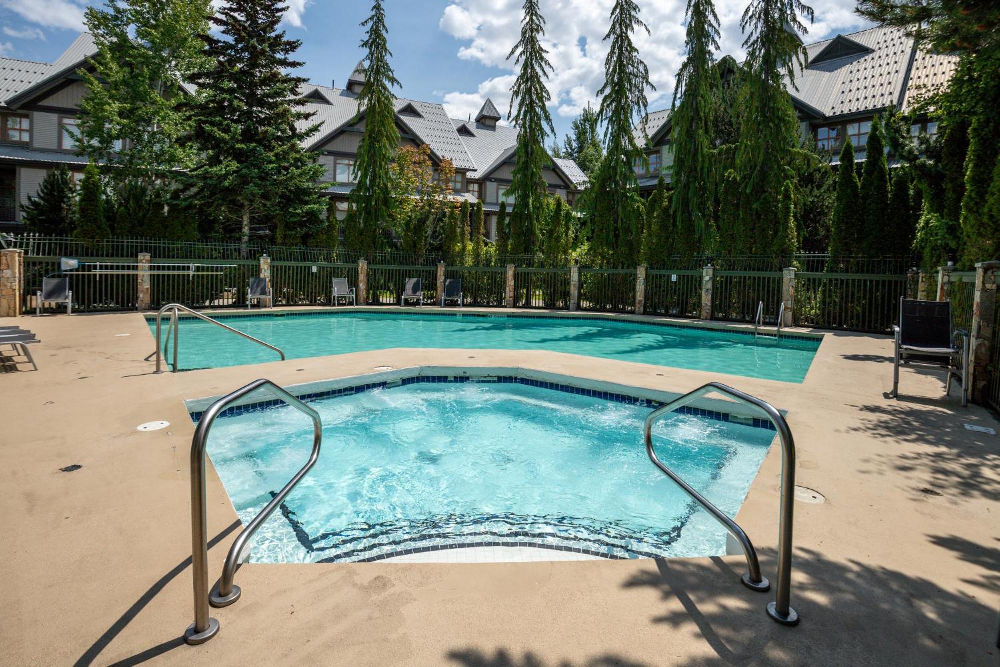 Convenient Village Location With Pool And Hot Tub Hébergement de vacances *