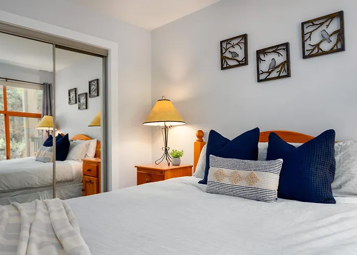 Convenient Village Location With Pool And Hot Tub